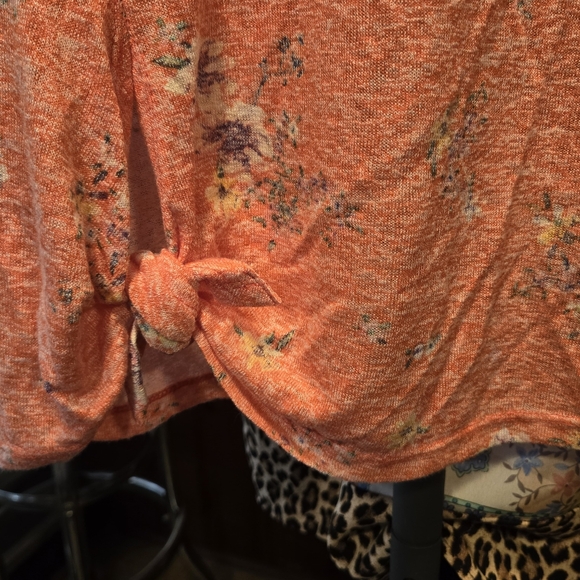 Bobeau top shirt blouse floral pattern orange cream misses size medium NWT - Picture 2 of 8